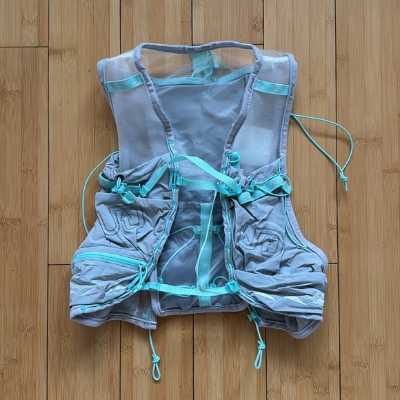 Ultimate Direction Race Vesta 5.0 Running Vest Pack in Cloud Grey - Picture 3 of 5